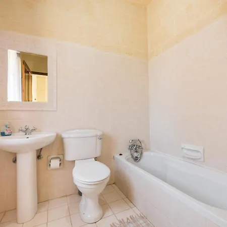 4 Bedroom With Private Pool & Views Semesterbostad Nadur