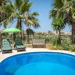 4 Bedroom With Private Pool & Views 度假居