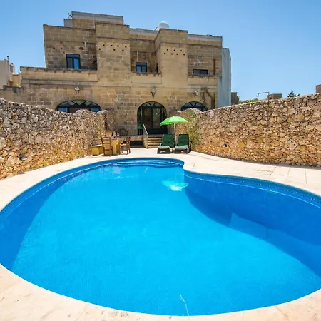 4 Bedroom With Private Pool & Views *