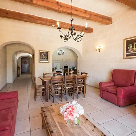 4 Bedroom With Private Pool & Views בית נופש